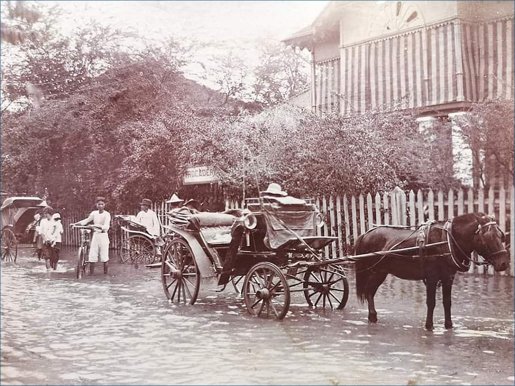 Klicke auf die Grafik für eine größere Ansicht 

Name:	Surawong Road Bangkok 1917.jpg 
Hits:	100 
Größe:	187,8 KB 
ID:	15648