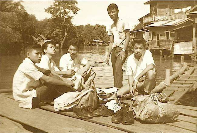 Name:  Studenten in Ayutthaya - 1965.jpg
Hits: 196
Größe:  62,0 KB