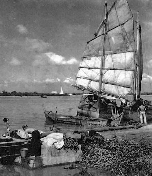 Name:  1922 - On the Chao Phraya River.jpg
Hits: 174
Größe:  92,4 KB