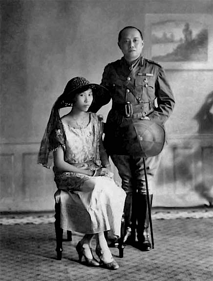 Name:  1915 - King Vajiravudh (Rama VI) with Queen Suvadhana.jpg
Hits: 172
Größe:  131,7 KB
