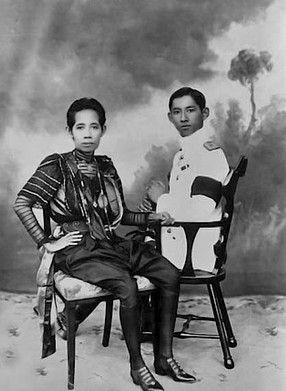 Name:  1912 - Prince Mahidol with his mother, Queen Sawang Watana.jpg
Hits: 177
Größe:  70,0 KB
