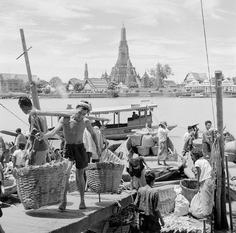 Name:  Bangkok - 1956.jpg
Hits: 192
Größe:  87,1 KB