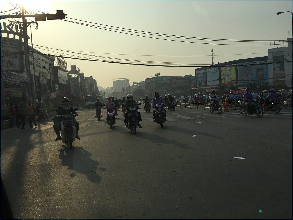 Klicke auf die Grafik für eine größere Ansicht 

Name:	Saigon_Mopeds2.jpg‎ 
Hits:	424 
Größe:	101,6 KB 
ID:	7456